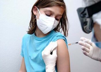 Adolescentes de 12 a 16 anos com comorbidades  começam a receber 1ª dose da vacina