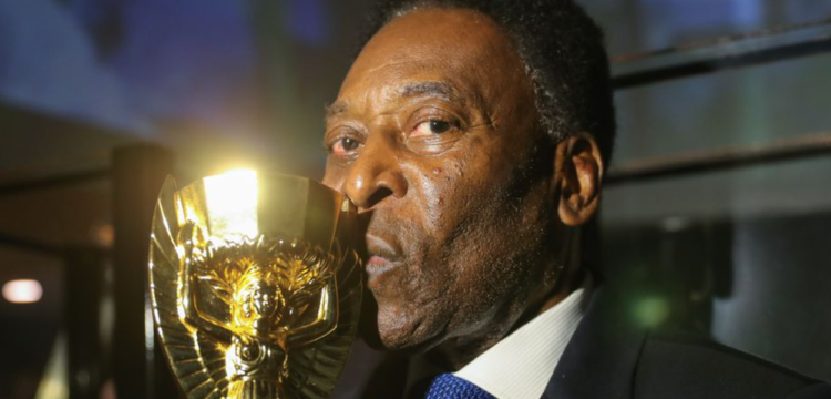 Pelé passa por cirurgia para retirada de tumor no cólon em São Paulo