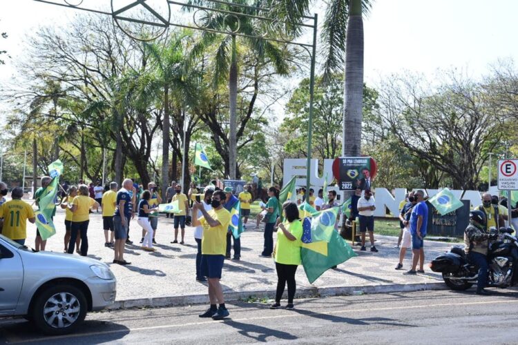 Manifestantes pró-Bolsonaro se concentram na Praça dos Pioneiros, em Paranavaí