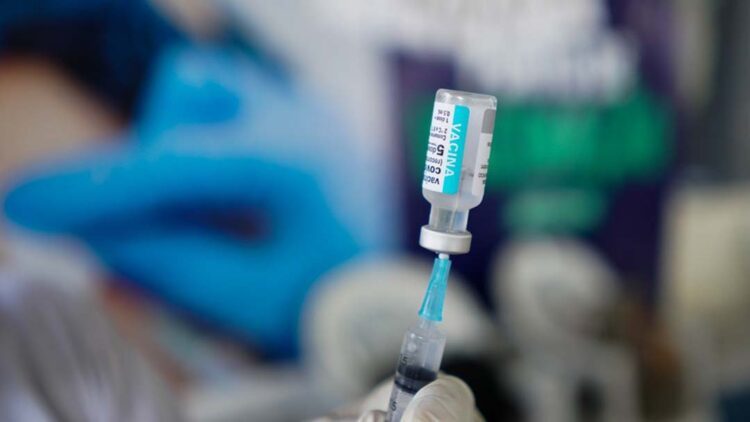 Primeira dose liberada para adolescentes de 12 anos e 3ª dose suspensa até a chegada de novo lote