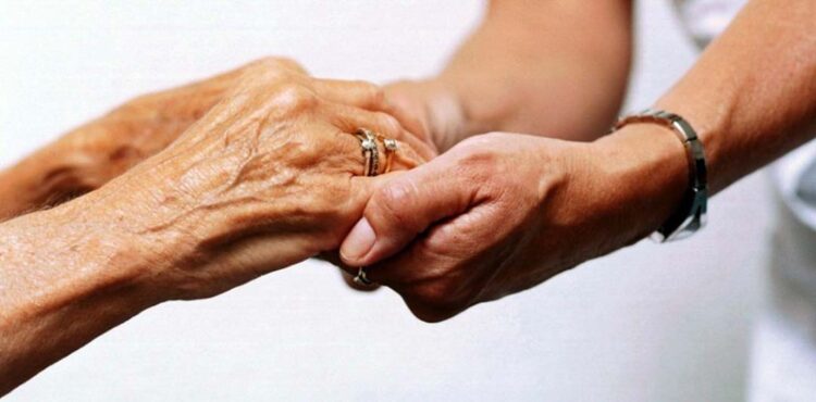 Políticas públicas e os cuidados com a população idosa