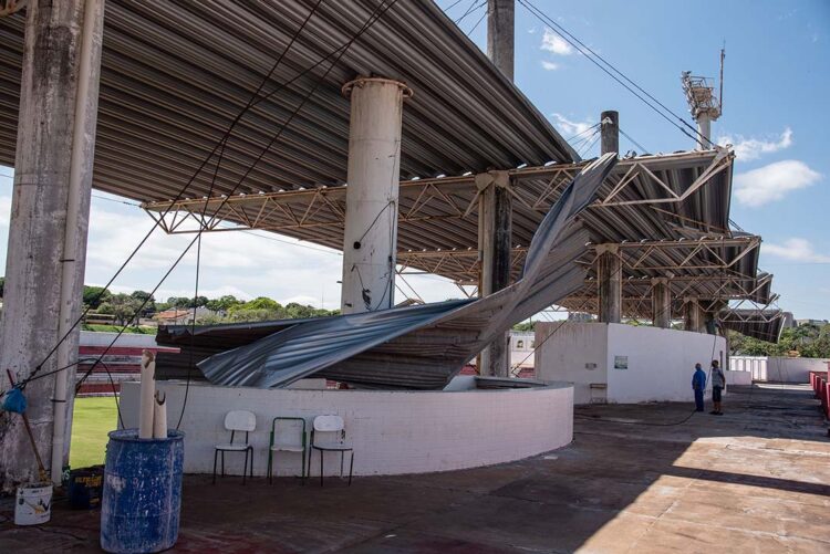 Danificada no vendaval, área coberta do Estádio será interditada