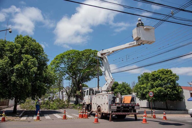 Trabalhos para recuperar danos causados  pelo temporal continuam em Paranavaí