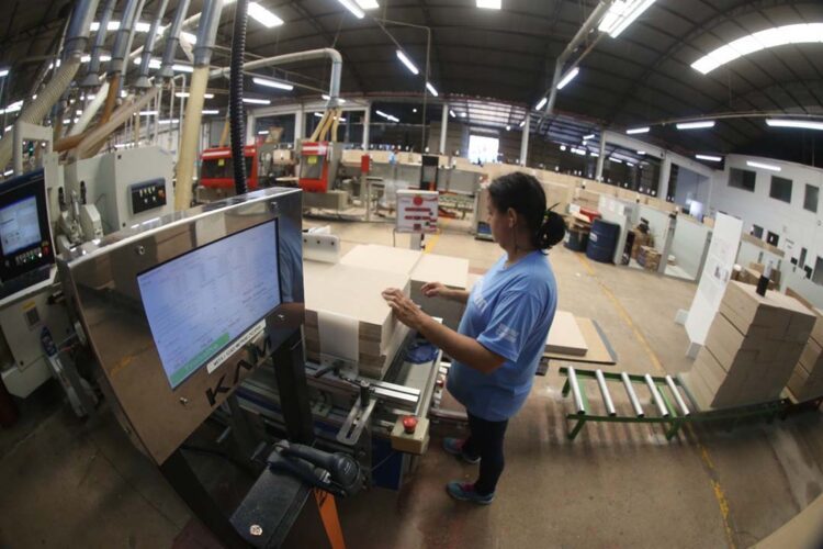 Empresário da indústria está mais cauteloso, aponta pesquisa da Fiep