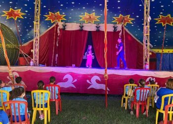 Município presenteia crianças com espetáculos de Circo