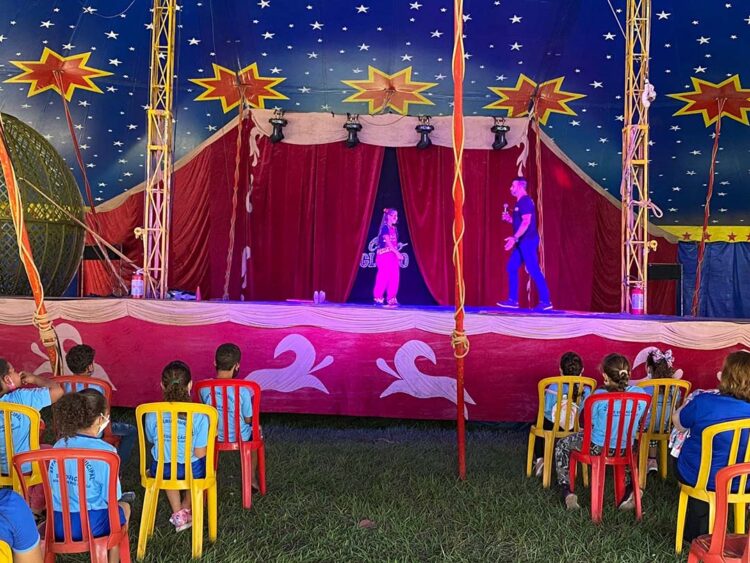 Município presenteia crianças com espetáculos de Circo