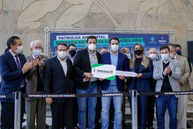 Deputado participa da entrega de caminhões-pipa