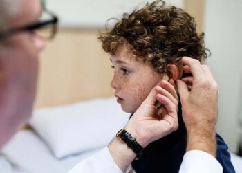 Se não tratada, perda auditiva em  crianças gera atraso no desenvolvimento