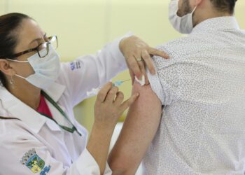 Aplicação de 1ª, 2ª e 3ª dose segue  nesta quinta-feira no Centro de Eventos