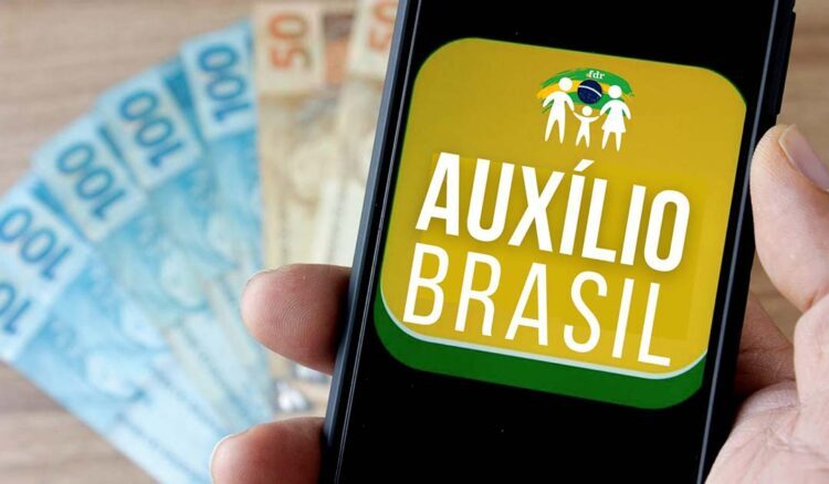 Bolsonaro quer que Auxílio Brasil chegue a R$ 400
