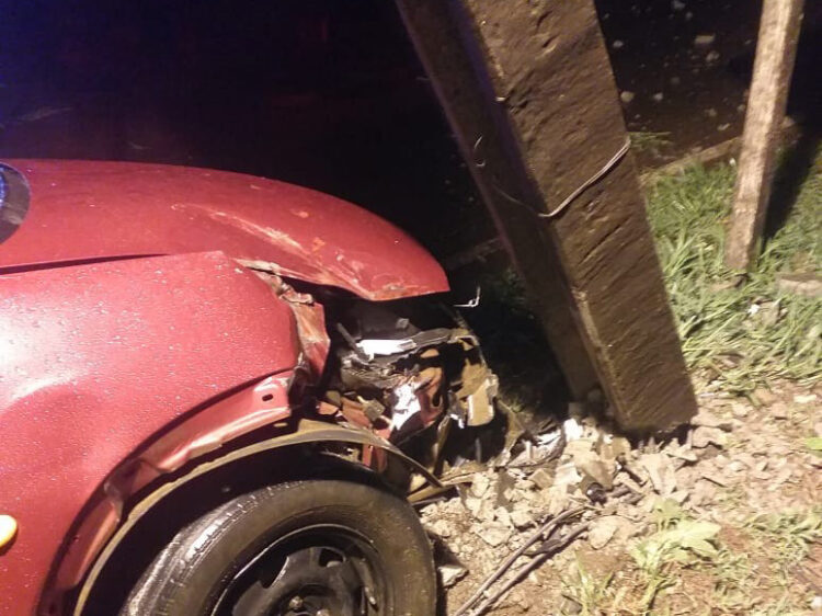 Motorista embriagado bate o veículo em poste de alta tensão no Jardim São Jorge