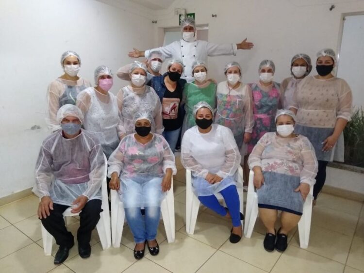Curso de salgados para confeitaria forma 14 profissionais em Paranavaí