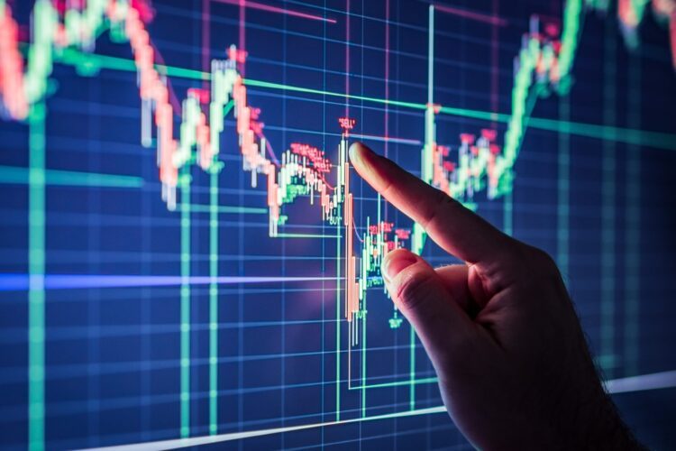 Dólar bate R$ 5,67 após Guedes pedir licença para furar teto por Auxílio Brasil de R$ 400