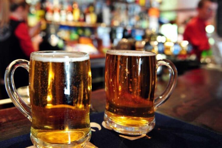 Bares esperam retomar vendas no verão da cerveja mais cara