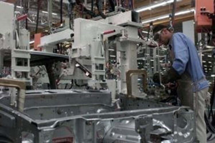 Produção industrial acumula alta no ano, mas ritmo desacelera