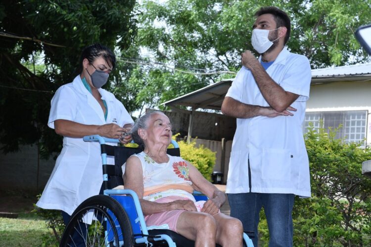 Asilo Lins de Vasconcelos muda rotina e tenta se  recuperar de surto de Covid-19 há quase dois meses