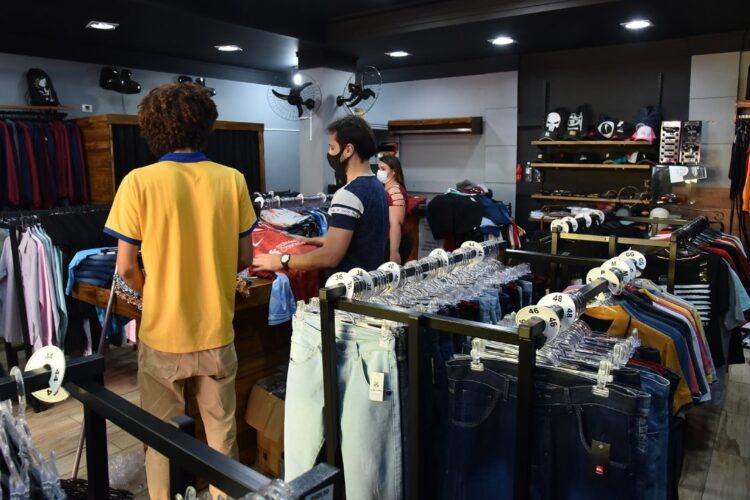 Comércio de Paranavaí abre até 17h  neste sábado e fecha na segunda-feira