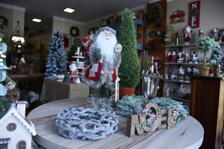 Vendas de itens para decoração natalina já movimentam o comércio de Paranavaí