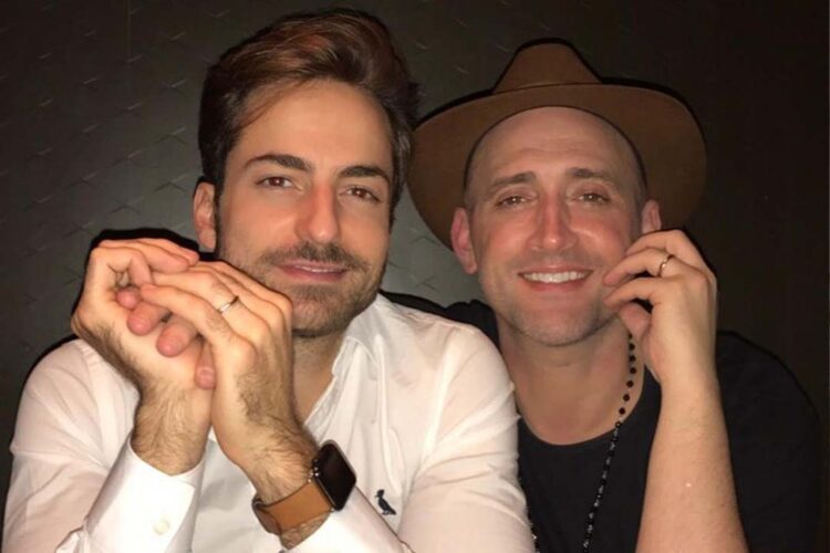 Thales Bretas doa figurino de Paulo Gustavo para leilão beneficente