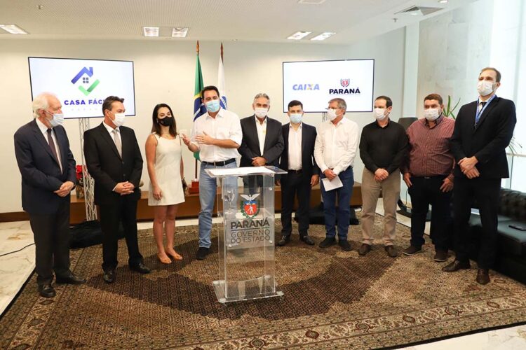 Governador libera recursos para subsidiar  entrada da casa de 4.785 famílias paranaenses