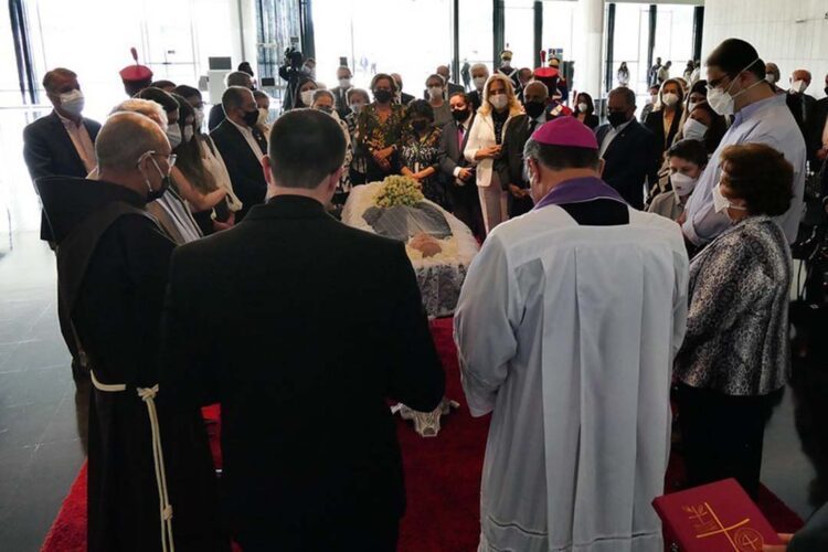 Religiões se reinventam para realizar  os rituais fúnebres na pandemia