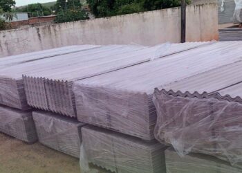 Município entrega telhas para moradores que  tiveram casas destalhadas pelo vendaval