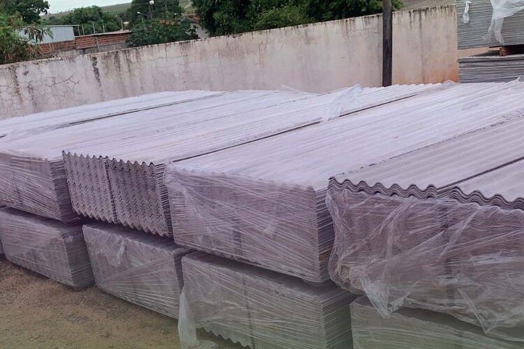 Município entrega telhas para moradores que  tiveram casas destalhadas pelo vendaval
