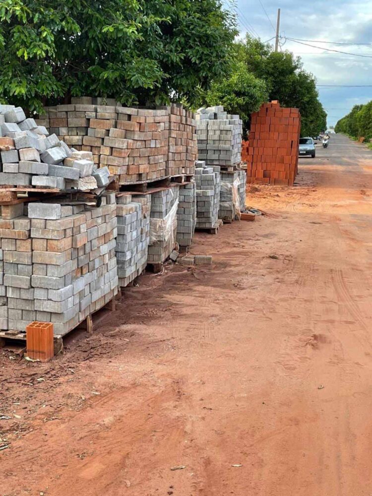 Fiscalização notifica responsáveis por obras que obstruam calçadas e ruas