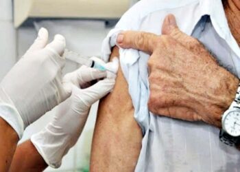 Idosos com 66 anos completos podem  tomar 3ª dose da vacina contra Covid-19