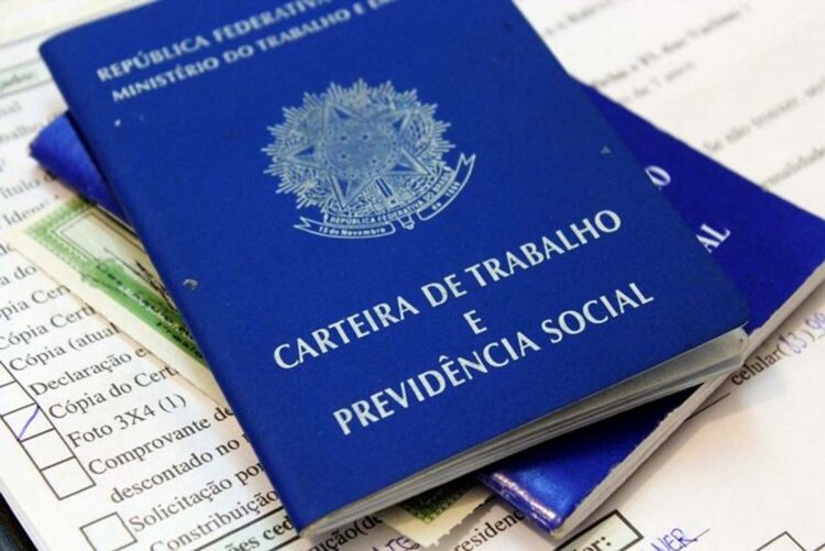 Desemprego recua para 12,6% e ainda atinge 13,5 milhões
