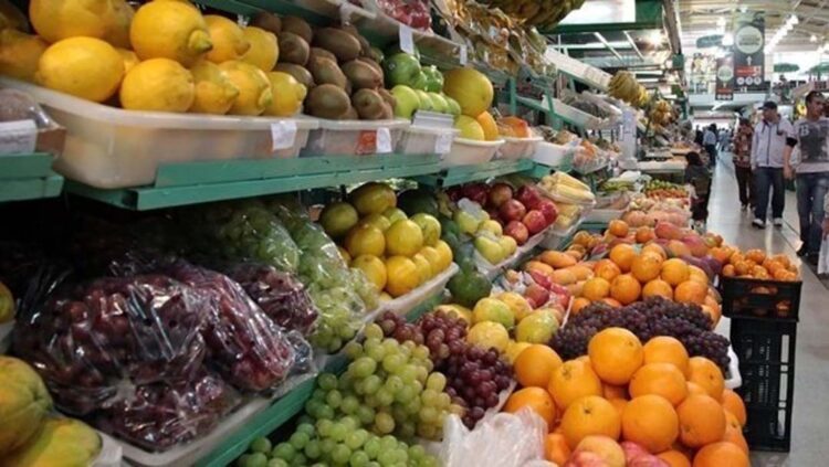 Expor frutas e legumes na entrada de supermercados melhora alimentação, diz estudo