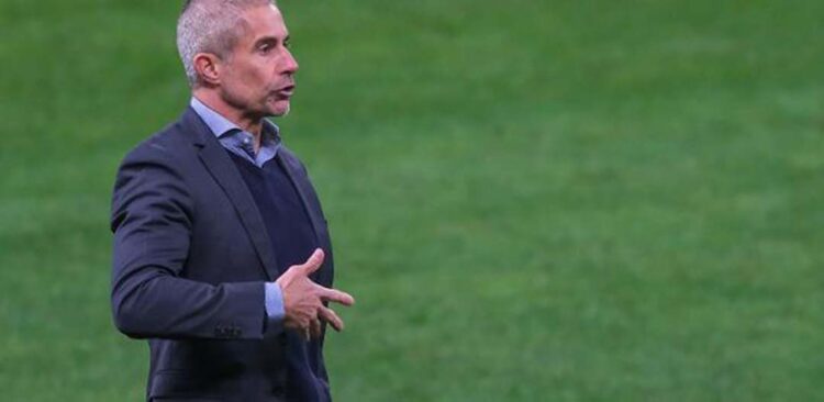 Situação e oposição pedem saída de Sylvinho, mas Corinthians mantém apoio