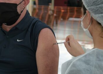 Idosos com mais de 60 anos podem tomar terceira dose da vacina a partir desta quinta