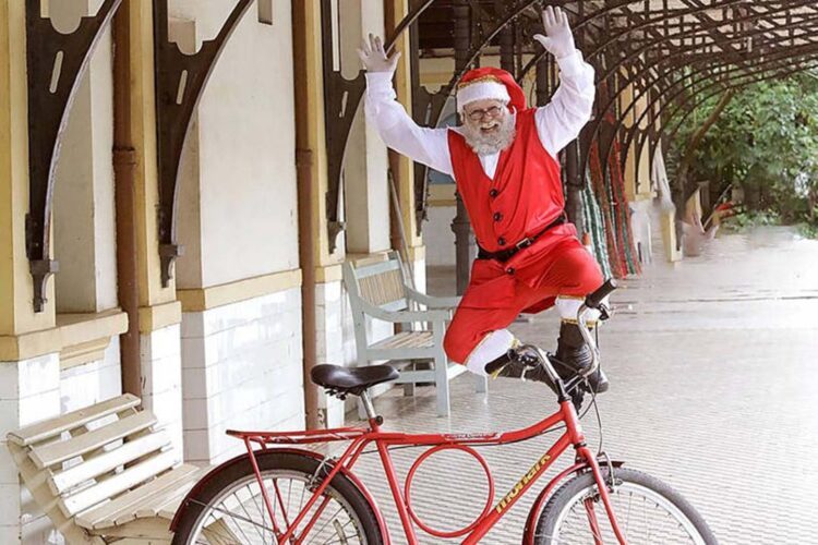 Papai Noel mineiro pedala por 82 cidades arrecadando alimentos
