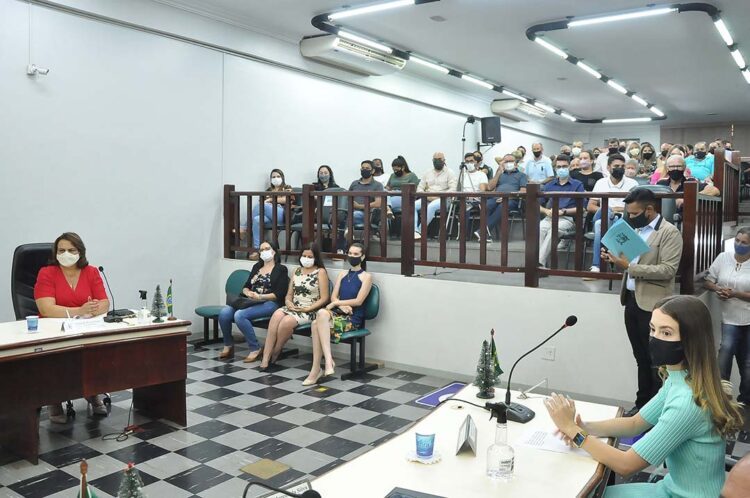 Posse de vereadoras amplia representatividade  feminina: elas ocupam 40% das cadeiras na Câmara