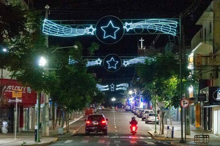 Carreata do Papai Noel marca abertura do comércio de Paranavaí em horário especial