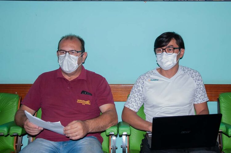 Igreja católica ouvindo a comunidade