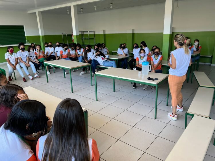 Vereadora orienta alunas de escolas públicas