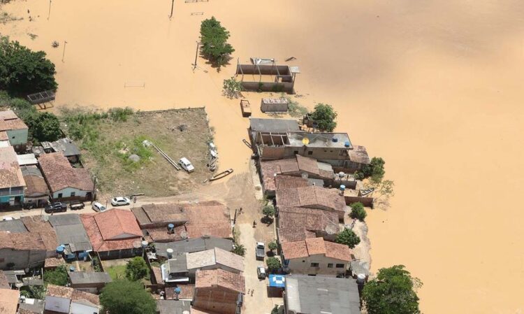 Campanhas buscam doações para  vítimas das enchentes; saiba como ajudar