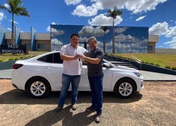 Prefeito entrega carro 0KM para Secretaria de Educação