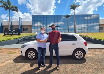 Prefeito entrega carro para a Secretaria de Saúde