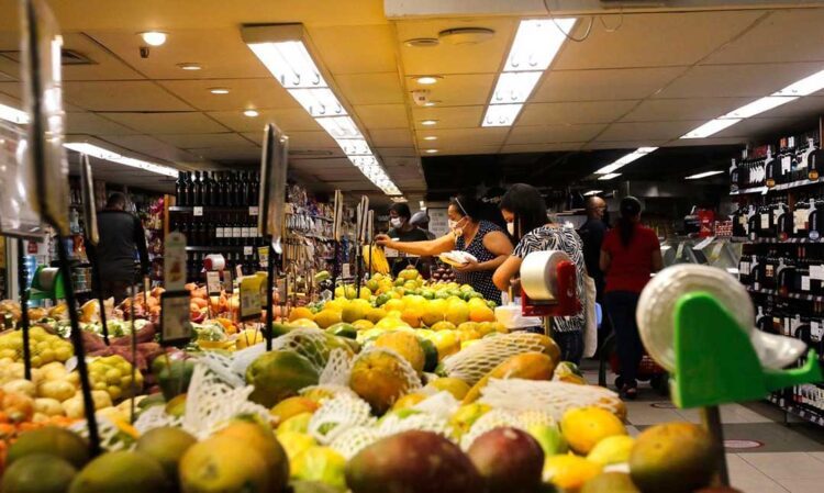 Preço da cesta básica de alimentos sobe em nove cidades