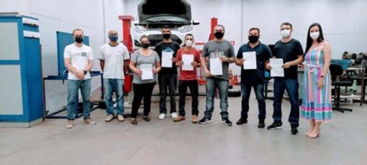 24 alunos finalizam cursos de operador de empilhadeira e mecânica de automóveis