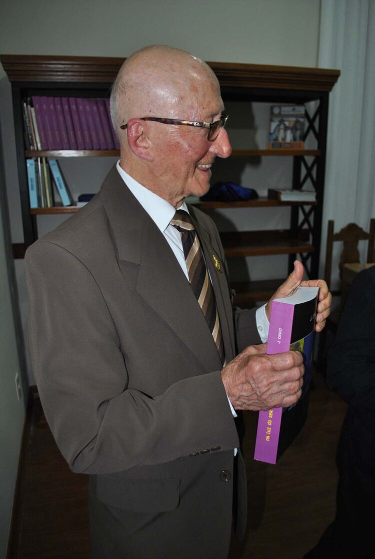 Filósofo de 93 anos lança livro “A luz do ser”