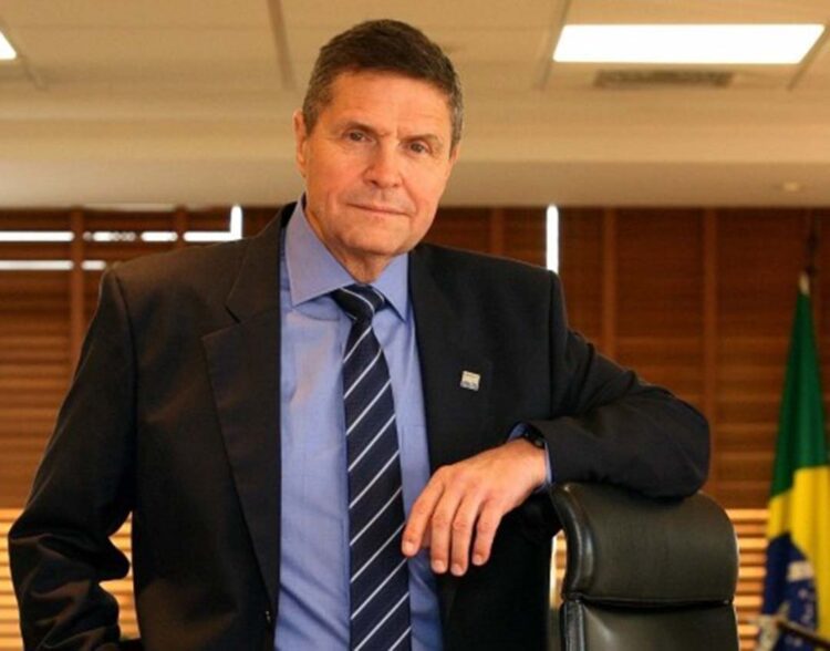 Não basta reindustrializar