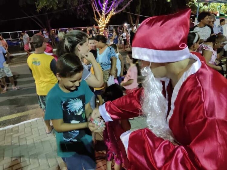 Uma grande festa na chegada do Papai Noel