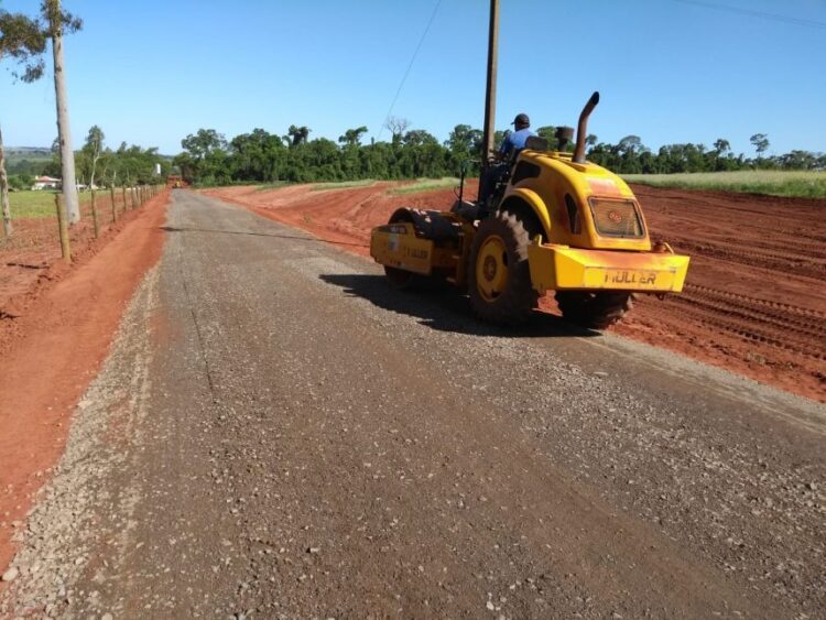 Município finaliza readequação e  cascalhamento da Estrada PV-426