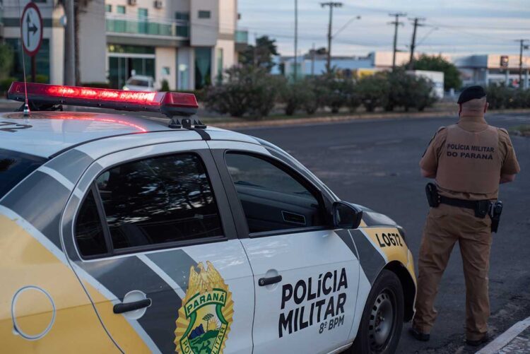 Homem que lavava a caminhonete na frente de casa tem a chave do veículo roubada