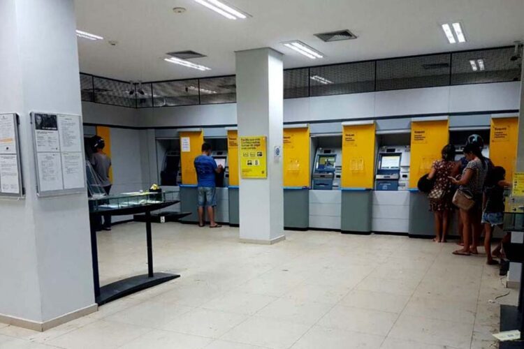 Agências bancárias funcionam para o público até quinta-feira