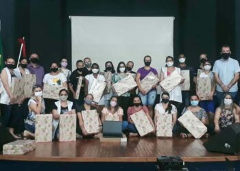 Prefeitura entrega notebooks a todos  os professores de São João do Caiuá